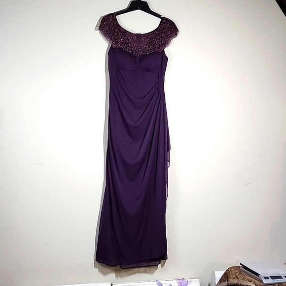XCape Sleeveless Beaded Scoop-neck Collar Evening Gown Size 4 - Picture 1 of 12